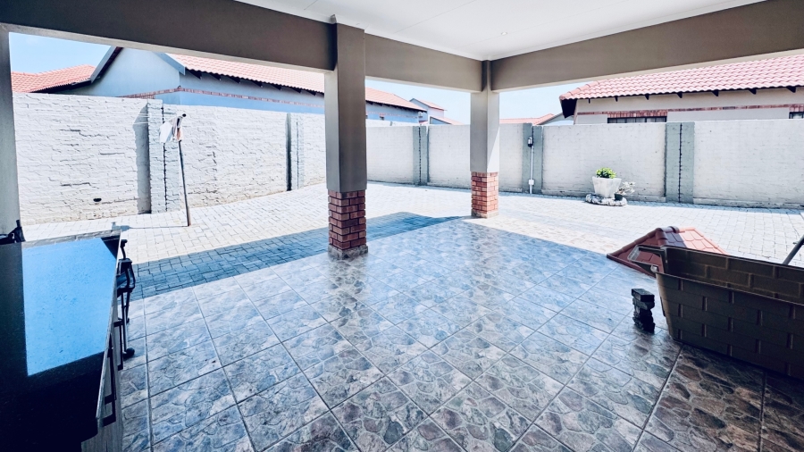 3 Bedroom Property for Sale in Waterkloof East North West